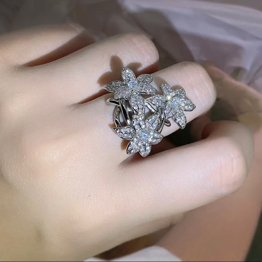 Unique Flower Ring for Beautifully Accessorized Look